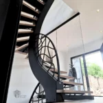 Escalier sur mesure en métal et bois réalisé par Concept Métal