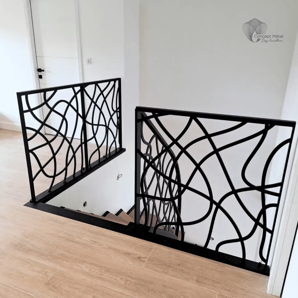 Détail d’un escalier design alliant métal et bois